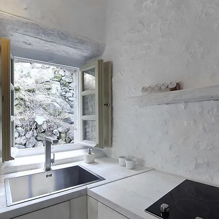 Melanopetra Boutique