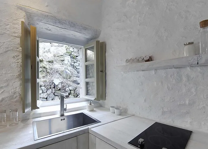 Melanopetra Boutique